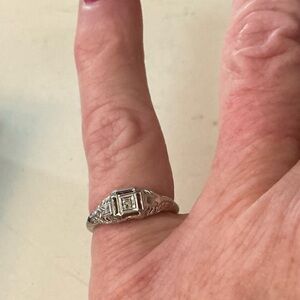 **SOLD** Vintage 10kt white gold diamond ring (C647)